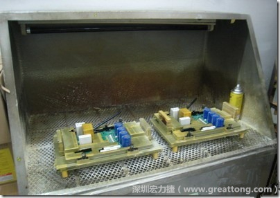 使用噴涂(Spraying)方式作業(yè)conformal coating時，需設備抽真空的設備，否則噴涂的物質會飄散到空氣當中，影響人體的健康。